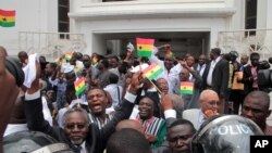 Une manifestation lors de l’élection présidentielle de 2013 à l'extérieur du tribunal d'Accra, au Ghana, 29 août 2013.