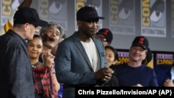 Mahershala Ali (tengah) saat mempromosikan film barunya "Blade" di acara panel Marvel Studios di ajang Comic-Con International 20 Juli 2019 di San Diego. (dok: Chris Pizzello/Invision/AP