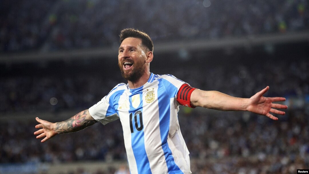 El argentino Lionel Messi celebra su primer gol en el partido Argentina contra Bolivia, en Buenos Aires, el 15 de octubre de 2024. 