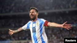 El argentino Lionel Messi celebra su primer gol en el partido Argentina contra Bolivia, en Buenos Aires, el 15 de octubre de 2024. 