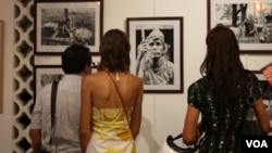 Audiences view exhibited photos portraying the livelihood of indigenous people in Ratanakiri province.