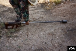 A huge sniper rifle, homemade by Islamic State fighters, is able to fire a round at a target four kilometers away, Nov. 8, 2016. (J. Dettmer/VOA)