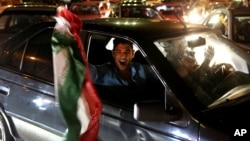Sau khi thỏa thuận được công bố hôm thứ Năm, những lời reo hò vang lên tại Tehran, nơi mà hàng trăm người Iran kéo nhau ra ngoài đường, bấm còi xe và vẫy quốc kỳ.