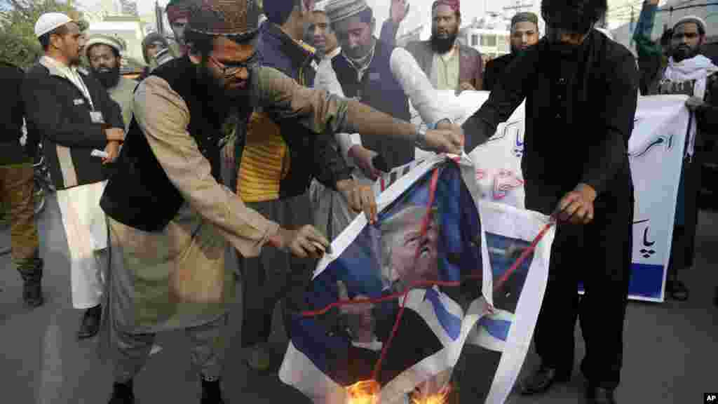 Pakistan protest against President Trump&#39;s decision to suspend military aid to Islamabad.