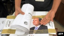 Les signatures de soutien favorbales au président égyptien Abdel Fattah al-Sisi, nécessaires pour s'inscrire aux élections, passées au crible à l'Autorité électorale nationale, au Caire le 24 janvier 2018.