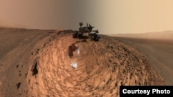 kendaraan rover NASA 'Curiosity' menjelajahi permukaan planet Mars (foto: NASA).
