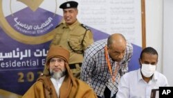 Seif al-Islam, a goch, pitit gason defen diktate Libyen Moammar Gadhafi enskri kom kandida pou eleksyon prezidansyel yo, 14 Nov. 2021.