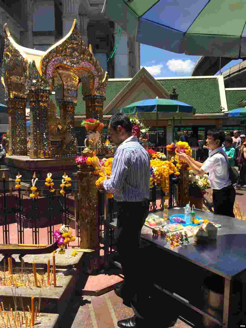 Jemaah kembali ke Kuil Erawan setelah tempat ibadah itu dibuka kembali di Bangkok (19/8).(VOA/Steve Herman)