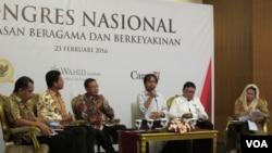 Dari kanan Yenny Wahid, Mendagri Tjahyo Kumolo, moderator ( tengah) Menteri Agama Lukman Hakim Syaifuddin, dan Imdadun Rahmat. Komnas HAM dan Wahid Institute merilis laporan pelanggaran kebebasan beragama di Indonesia, di Jakarta, Selasa (23/2).