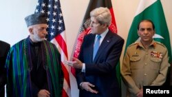 4月24日克里国务卿会见阿富汗总统卡尔扎尼，左，及巴基斯坦军方司令卡亚尼将军，右。