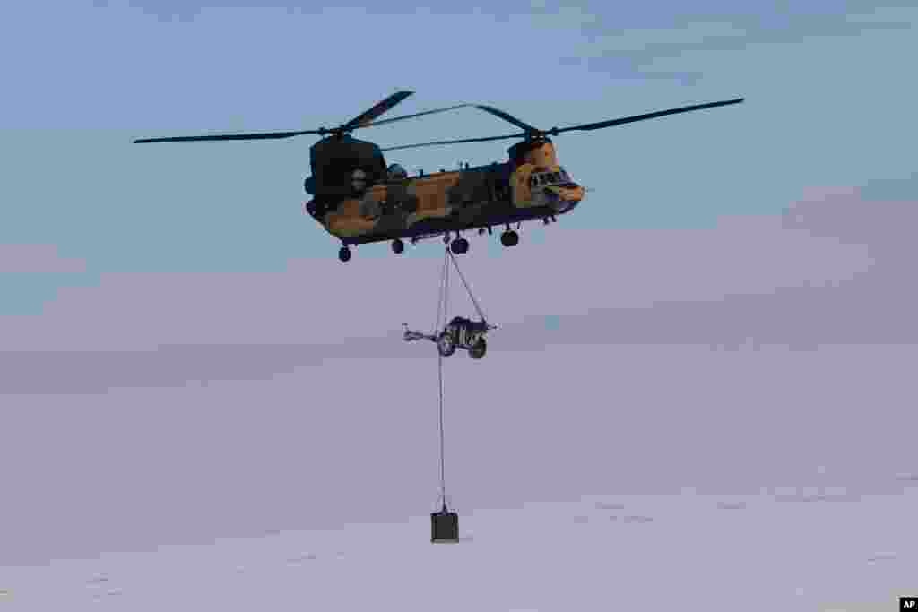 یک هلیکوپتر ارتش ترکیه در حال انجام مانور زمستانی در شرق این کشور.