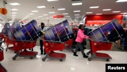 Un grupo de personas hacen fila para pagar sus televisores con descuentos, en la tienda Target, en Chicago, en Viernes Negro. 