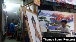 Para pelukis mengerjakan lukisannya di Desa Lukisan Minyak Dafen di Shenzhen, provinsi Guangdong, China, 5 Desember 2018 (foto: Reuters/Thomas Suen)