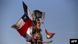 Manifestantes protestan contra el gobierno de Sebastián Piñera, el 27 de diciembre de 2019 en la Plaza Italia de Santiago.