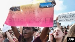 지난 2월 미국 플로리다주에서 일어난 마조리 스톤맨 더글라스 고등학교 총격 사건 후 총기 규제를 지지하는 시위에 학생들이 플래카드를 들고 구호를 외치며 거리를 걸어가고 있다.