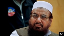 ທ້າວ Hafiz Saeed ຜູ້ກໍ່ຕັ້ງກຸ່ມ Lashkar-e-Taiba, ໄປຮ່ວມໃນພິທີນຶ່ງ ຢູ່ນະຄອນຫລວງ ອິສລາມາບັດ ຂອງປາກິສຖານ, ພາບຖ່າຍ ເມື່ອ ວັນທີ 11 ເມສາ 2011. 