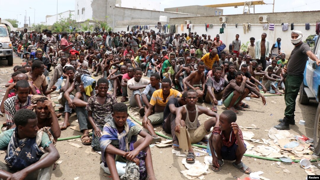 Migran Etiopia yang tertahan di Yaman yang diamuk perang, berkumpul di lokasi penahanan di Aden, Yaman, 24 April 2019, menunggu pemulangan kembali ke negara mereka. (Foto: Reuters)