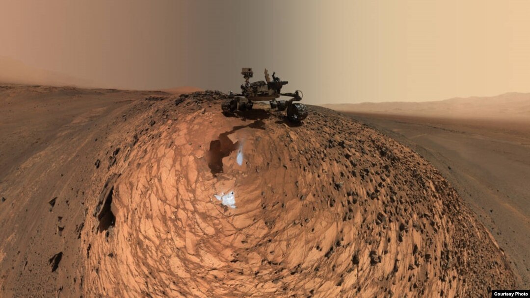 kendaraan rover NASA 'Curiosity' menjelajahi permukaan planet Mars (foto: NASA).