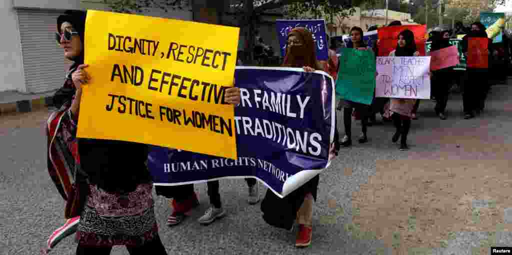 کراچی میں یوم خواتین کی مناسبت سے آٹھ مارچ سے قبل ہی تیاریاں شروع کر دی گئی تھیں۔