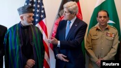 U.S. Secretary of State John Kerry (C) meets with Afghan President Hamid Karzai (L) and Pakistani Army Chief General Ashfaq Parvez Kayani in Brussels, April 24, 2013. 