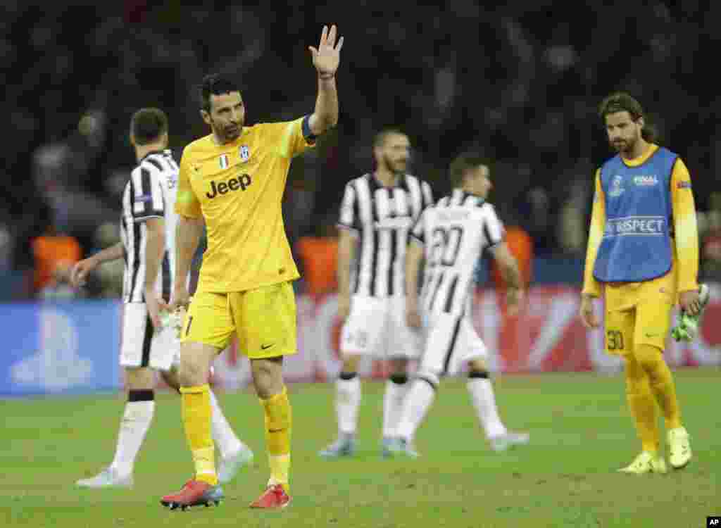 Le gardien de but de la Juventus Gianluigi Buffon salue la foule après avoir perdu le dernier match de football de la Ligue des champions entre la Juventus Turin et le FC Barcelone au stade olympique de Berlin, le 6 juin 2015.