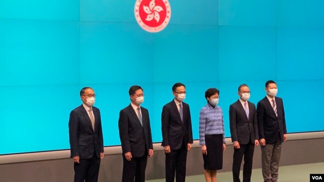 香港特首林郑月娥4月22日率领5名新任局长会见传媒 (美国之音/汤惠芸)