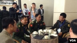 အစိုးရ ငြိမ်းချမ်းရေးကိုယ်စားလှယ်အဖွဲ့နဲ့ KIO ကိုယ်စားလှယ်တွေ တရုတ်နိုင်ငံ ရွှေလီမြို့မှာ မတ်လ ၁၁ ရက်နေ့က တွေ့ဆုံစဉ်