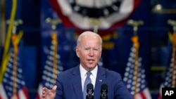 조 바이든 미국 대통령이 25일 뉴저지주 키어니에서 복지 지출 계획을 비롯한 '더 나은 재건(Build Back Better)' 구상에 관해 연설하고 있다.