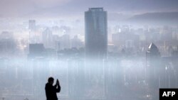 Contaminación del aire en Santiago, Chile, 9-7-18. AFP PHOTO / CLAUDIO REYES.