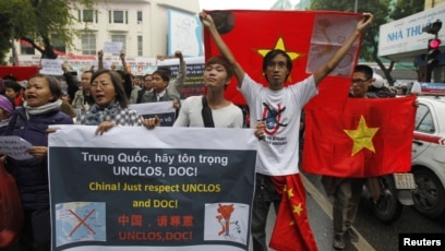 Giả quốc kỳ Việt Nam và Trung Quốc: Hình ảnh giả quốc kỳ của Việt Nam và Trung Quốc đang được tôn vinh với thông điệp đoàn kết và sự diễn ra các hoạt động thể hiện quy định của pháp luật quốc tế. Những hình ảnh này là biểu tượng cho sự tôn trọng quyền lực nhà nước và của nhân dân.