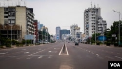One of Kinshasa's main streets, the Boulevard du 30 juin, was usually empty of traffic at 11:00am Wednesday. (E.Iob/VOA)