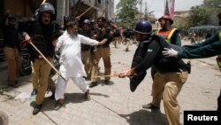 Polisi Pakistan menangkap pengikut ulama Tahir-ul Qadri di Lahore (17/6).