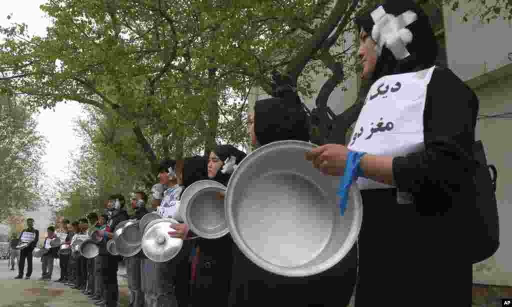 فعالان افغان به خاطر عدم پیشرفت در پیوند با رهایی ۳۱ گروگان از قید ربایندگان، تجمع اعتراضی را برپا کردند