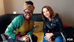 La star du festival de jazz de Saint-Louis, Manou Gallo, à gauche, avec Heather Maxwell de VOA, le 15 septembre 2017
