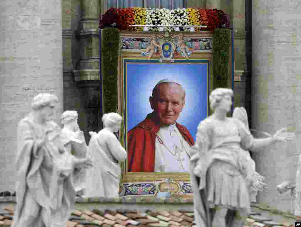 Bordado de Juan Pablo II en el Vaticano.