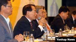 김만복 전 한국 국정원장(왼쪽두번째)이 2일 서울에서 열린 '10.4남북정상선언 8주년 국제 심포지엄'에서 발언하고 있다.