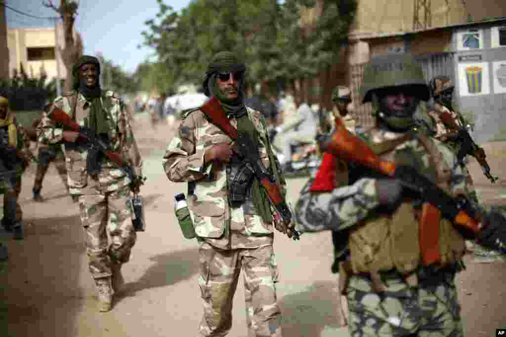 2013年1月29日，乍得军人在马里加奥街头巡逻。