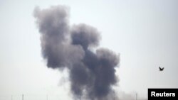 Smoke rises in Egypt's North Sinai along the border with southern Israel, July 1, 2015. Islamic State militants launched a wide-scale coordinated assault on several military checkpoints in Egypt's North Sinai on Wednesday.