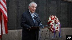 Menlu AS Rex Tillerson meletakkan karangan bunga di Kedutaan AS di Nairobi hari Minggu (11/3) pada upacara menghormati korban dalam pemboman di sana 20 tahun lalu.