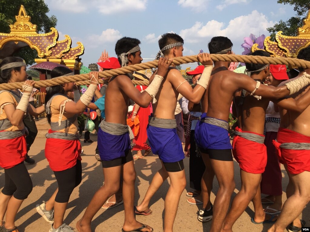 ទិដ្ឋភាពនៃការបង្ហាញល្បែងប្រពៃណីខ្មែរនៅក្នុងក្រុងបុរាណអង្គរ នៅថ្ងៃទី១៤ខែមេសាឆ្នាំ២០១៨។ (ប៉ូច រាសី/VOA) 