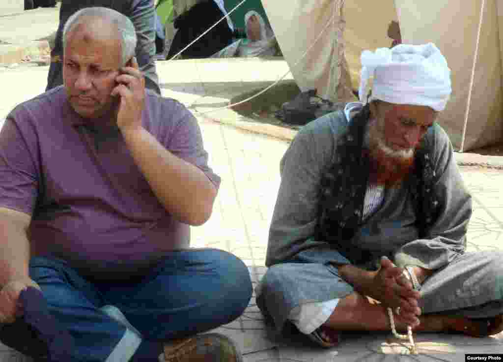 Những người ủng hộ Huynh đệ Hồi Giáo ngồi bên ngoài đền Rabaa al-Adawiya ở Cairo, 11-7-2013. Ảnh: VOA/Sharon Behn