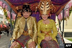 Bobby Nasution bersama istrinya, putri Presiden Joko Widodo, Kahiyang Ayu (kanan) menuju ke acara resepsi pernikahan mereka di Medan, Sumatra Utara, 26 November 2017. (Foto: Biro Setpres via AFP)