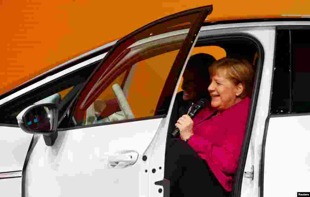 Almaniya kansleri Angela Merkel Frankfurtda keçirilən Motor Show-da &nbsp;