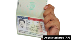 U objavi je precizirano da je dostupnost slobodnih termina za turistička i poslovna putovanja veoma ograničena i da useljeničke i vereničke vize imaju prioritet. (Foto: AP)