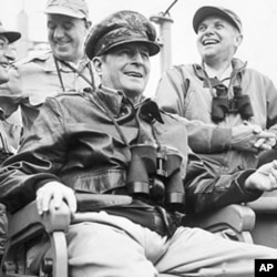 麦克阿瑟将军1950年9月到达韩国时