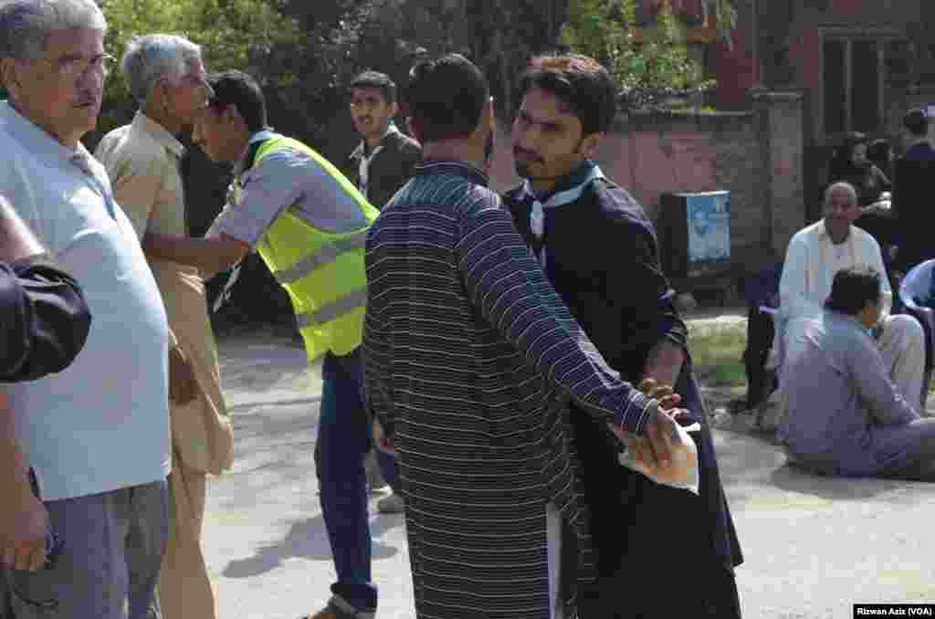 &nbsp;کوئٹہ اور جیکب آباد میں دو بم حملوں میں متعدد افراد کی ہلاکت کے بعد سکیورٹی ہائی الرٹ ہے۔