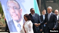 Ethiopia's Prime Minister Hailemariam Desalegn (2nd L) greets U.S. President Barack Obama as he arrives to the National Palace in Addis Ababa, Ethiopia July 27, 2015. 
