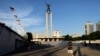 Seorang pria mengenakan masker saat berolah raga di kompleks Monumen Pembebasan Irian Barat, Senayan, Jakarta, 8 September 2020. (REUTERS/Willy Kurniawan)