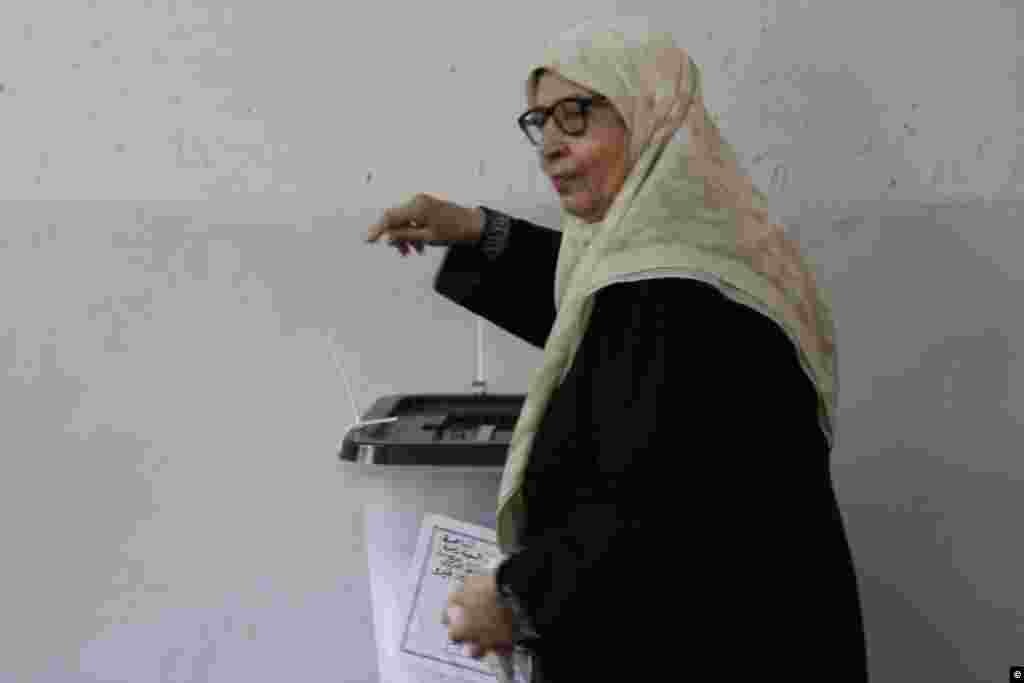 Para pemilih di Mesir menyalurkan suara mereka dalam pilpres di TPS yang dibangun di sebuah SD di distrik Sayida Zeinab di Kairo, pada hari pertama pemilu putaran kedua yang bersejarah, Sabtu (16/6).