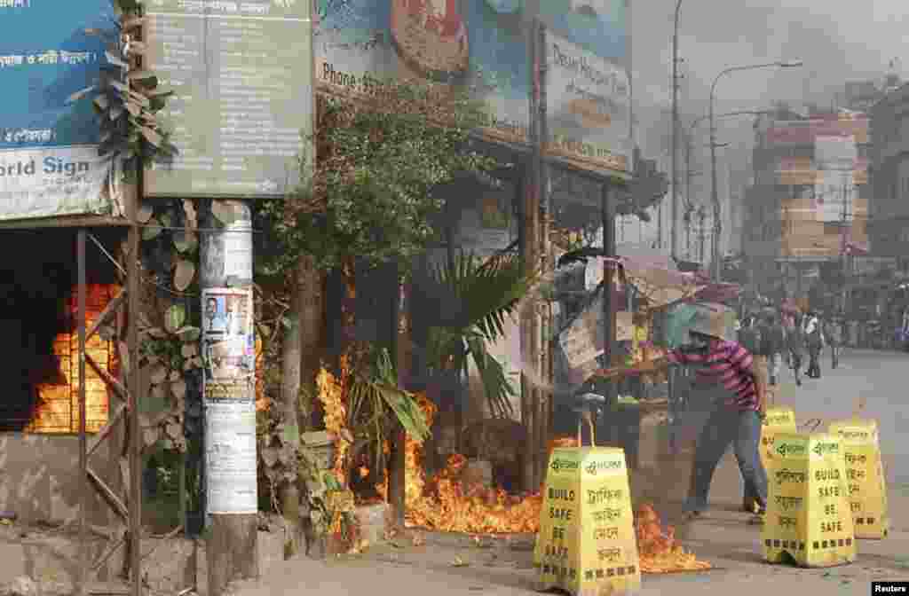 Activists of Bangladesh Jamaat-E-Islami set fire to an office of ruling party Bangladesh Awami League during a clash in Narayanganj, Jan. 5, 2014.